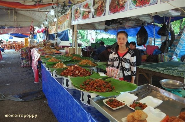 フライドポークが美味しい!ラオスの市場でお昼ご飯