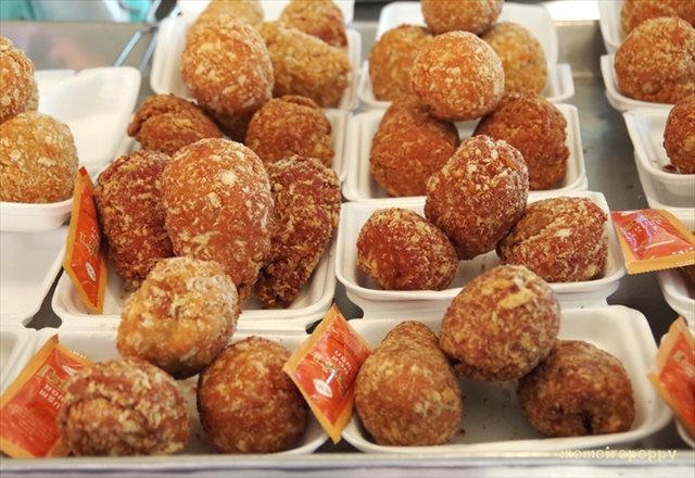 フライドポークが美味しい!ラオスの市場でお昼ご飯