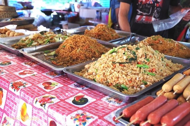 フライドポークが美味しい!ラオスの市場でお昼ご飯