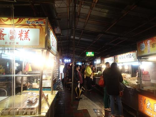 【台湾】お餅のかき氷が癖になる!B級グルメの屋台が並ぶ「寧夏夜市」