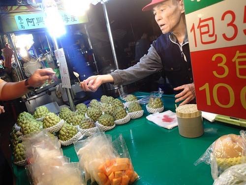 【台湾】お餅のかき氷が癖になる!B級グルメの屋台が並ぶ「寧夏夜市」