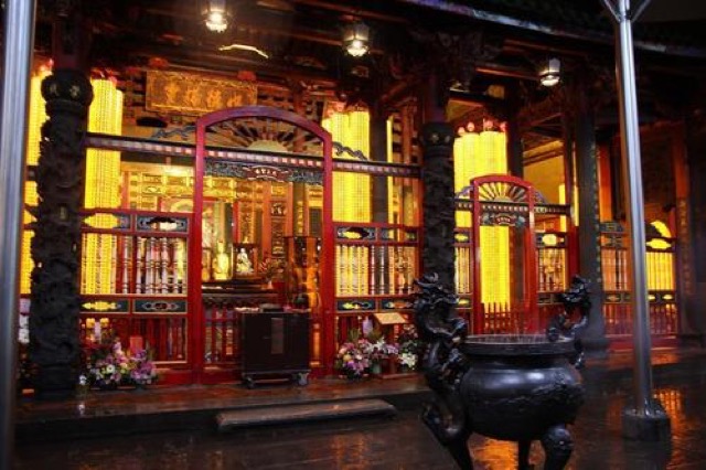 台湾式のおみくじも。台北一のパワースポット「龍山寺」でお参り