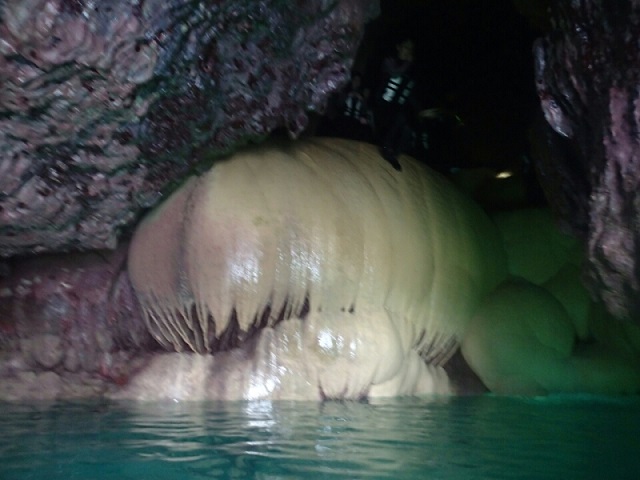 こんな絶景が日本に!幻想的すぎる宮古島の鍾乳洞「パンプキンホール」へ