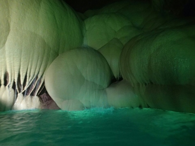 こんな絶景が日本に!幻想的すぎる宮古島の鍾乳洞「パンプキンホール」へ