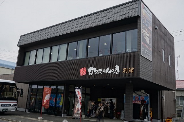 海を眺めながら美味しい煮魚が食べられる。漁港直営店「かあちゃんの店別館」