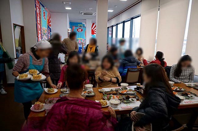 海を眺めながら美味しい煮魚が食べられる。漁港直営店「かあちゃんの店別館」