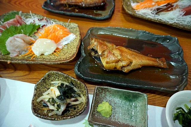 海を眺めながら美味しい煮魚が食べられる。漁港直営店「かあちゃんの店別館」
