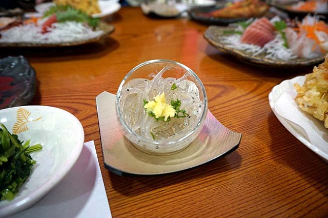 海を眺めながら美味しい煮魚が食べられる。漁港直営店「かあちゃんの店別館」