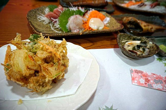 海を眺めながら美味しい煮魚が食べられる。漁港直営店「かあちゃんの店別館」