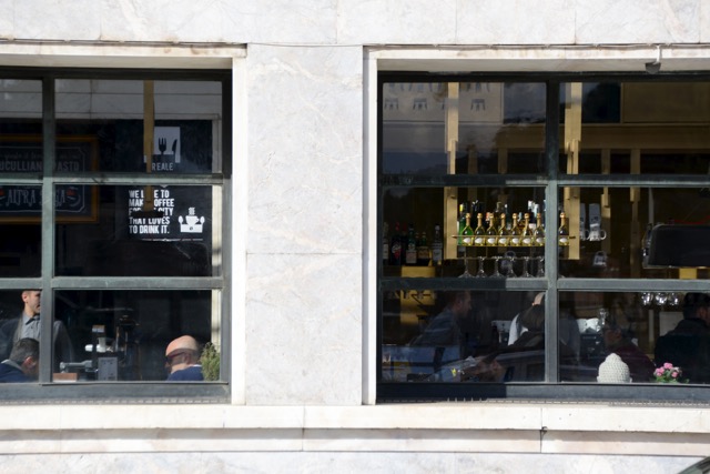 イタリア・フィレンツェ駅、旅を見送るカフェBAR