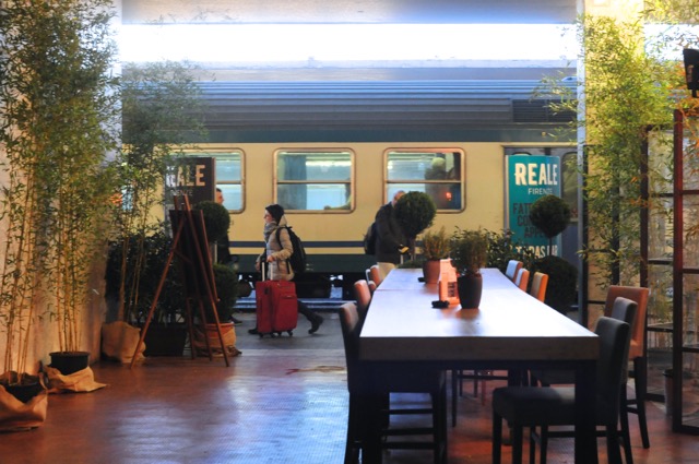イタリア・フィレンツェ駅、旅を見送るカフェBAR