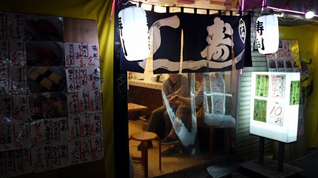 【代々木】1貫10円!今話題の「名前のないお寿司屋さん」