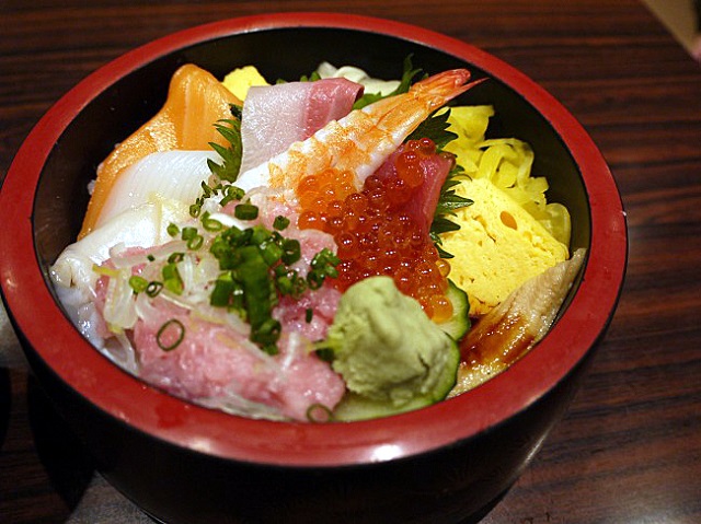 【新宿】1000円でお釣りがくる!コスパの良い海鮮ちらし「雛寿司」