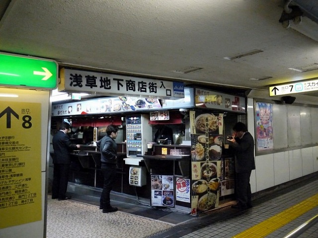 異国情緒あふれるディープな浅草の地下街。立ち食い蕎麦「文殊」