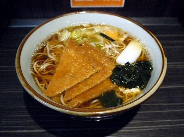 異国情緒あふれるディープな浅草の地下街。立ち食い蕎麦「文殊」