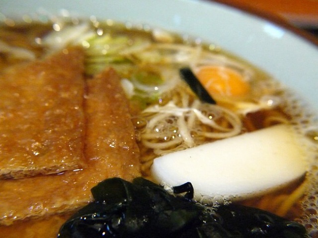異国情緒あふれるディープな浅草の地下街。立ち食い蕎麦「文殊」