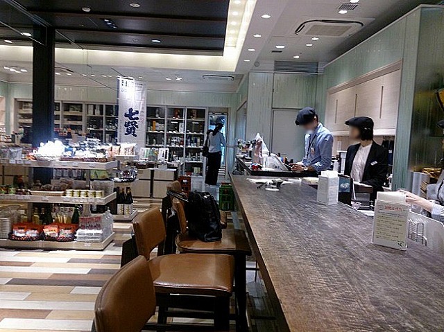 手に入りにくい日本酒が定価で。ちょい呑みもできるお気に入りの酒屋さん
