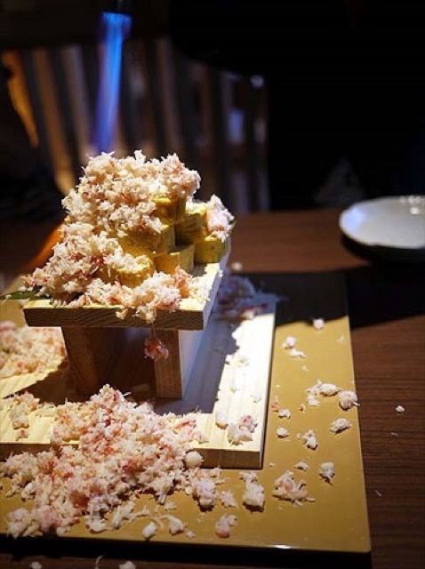 【銀座】「ヨイショ!ヨイショ!」のかけ声で蟹が山盛りの居酒屋