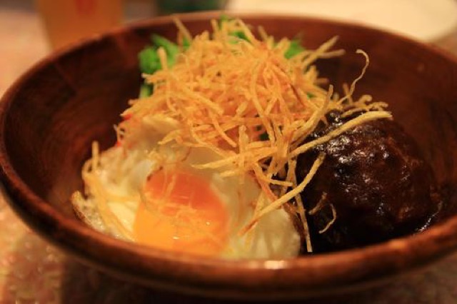 ハワイ料理が食べられる。ダブルレインボー自慢のロコモコ