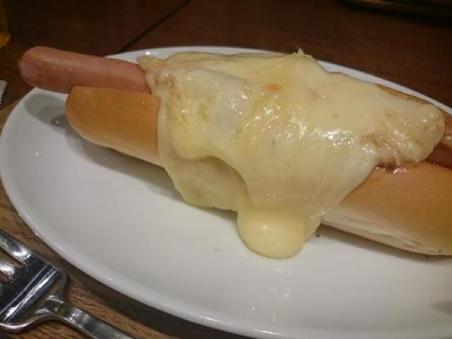 チーズがとろり!パクチー好きにもたまらないラクレットチーズドック専門店