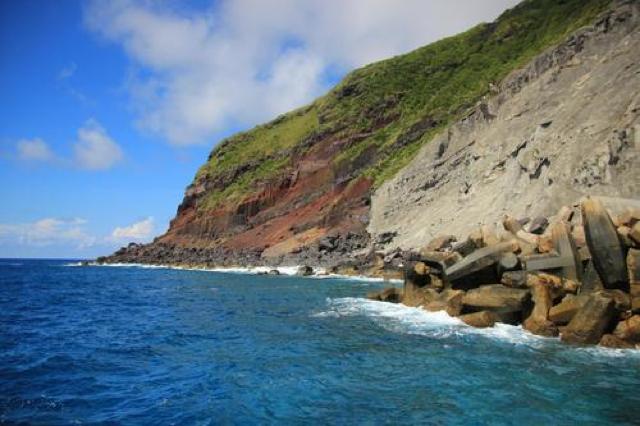 まるで要塞!青い海に囲まれたコンクリートの壁。青ヶ島唯一の港「三宝港」
