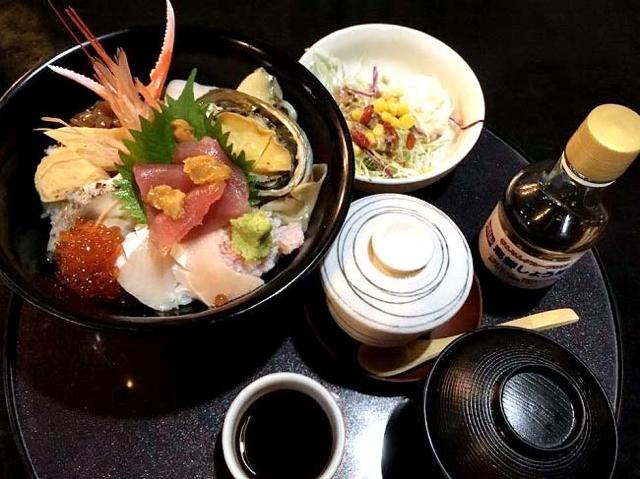 新鮮な海鮮丼が1940円!コーヒーとデザートも美味しい鳥取の「海陽亭」