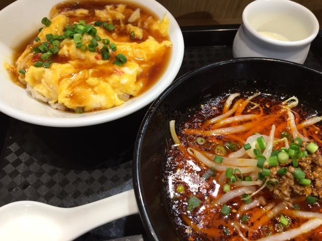 ウマ辛担担麺と蟹天津丼のハーフ&ハーフのセット「トゥーランドット游仙境」