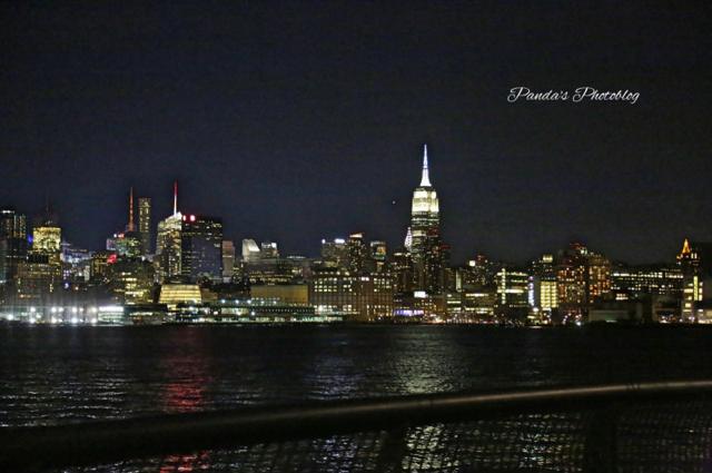 NY旅行の夜の楽しみ。幻想的な淡い光が印象的なマンハッタンの夜景