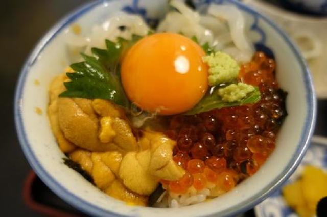 イカ・イクラ・ウニがのった海鮮三色丼。大三島「よし川」一押しのどんぶり