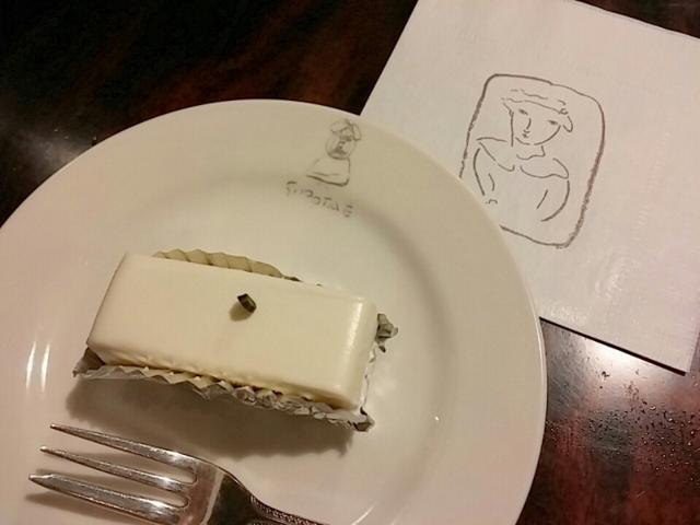 真っ白な雪のよう。人々を虜にする「しろたえ」のレアチーズケーキ