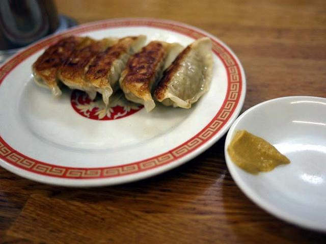 美味しすぎる餃子の店「亀戸餃子」。行列覚悟の人気店、狙い目は平日午後