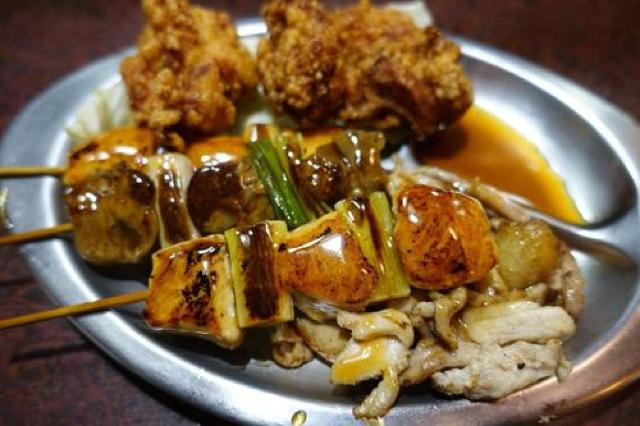鉄板で焼く焼き鳥。タレの味が染みる今治焼鳥四天王の1つ「五味鳥」