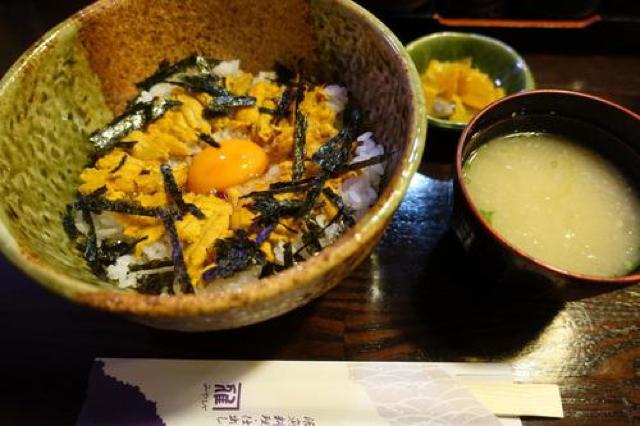 甘みある濃厚うに丼を食べたあとは、大島石を使った石のカフェでほっと一息