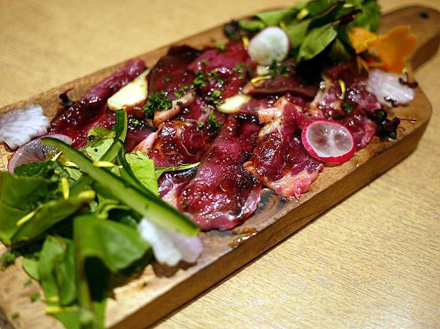 馬刺しとイクラのコラボレーションも。飯田橋で馬肉三昧