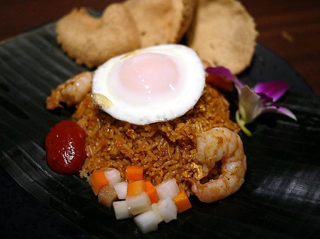 新宿に現れた南国リゾートでパクチー三昧!「エスニックビストロパラパ」
