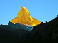 ゴールドに光り輝く神秘の山