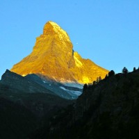 ゴールドに光り輝く神秘の山
