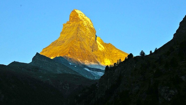 ゴールドに輝く決定的瞬間！マッターホルン、神秘の朝焼け | TABIZINE