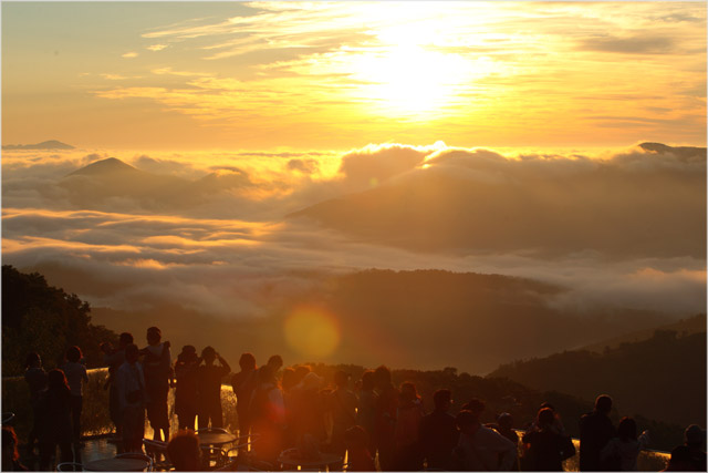 幻想的な雲の海にあらわれる朝陽「トマム雲海」の美しさ