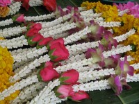花とともに祈りを捧げる、タイの人々の信仰心