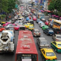 タイ・バンコクのカラフルすぎる大通り