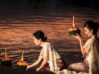 川を汚すことを女神に詫びる、タイのロイクラトン祭り