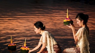 川を汚すことを女神に詫びる、タイのロイクラトン祭り