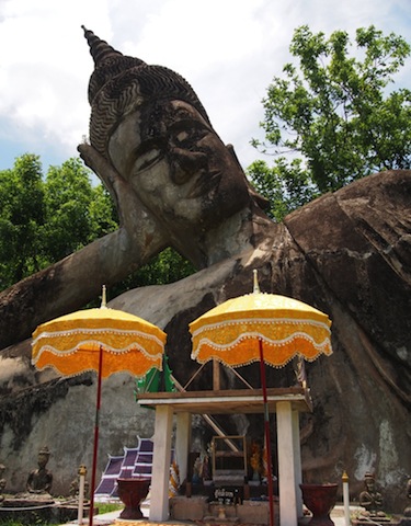 不思議すぎる巨大仏像が集まった、「ラオス」の公園