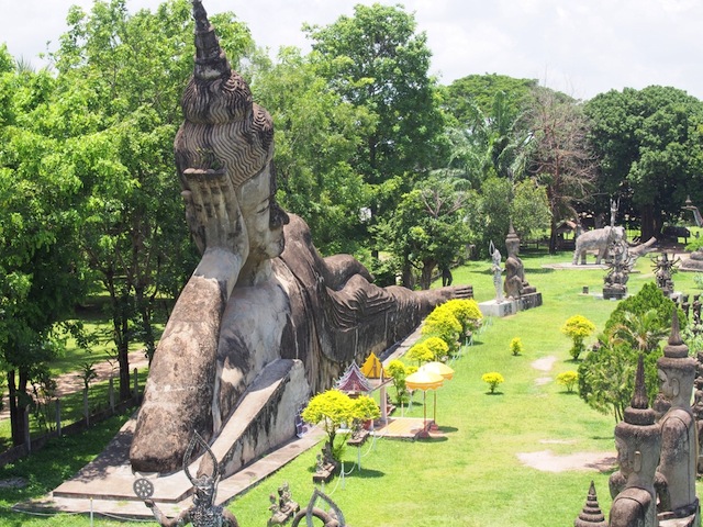 不思議すぎる巨大仏像が集まった、「ラオス」の公園