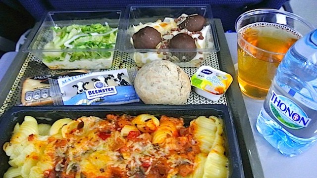 機内食で世界巡り】アムステルダム〜アブダビ間「KLMオランダ航空