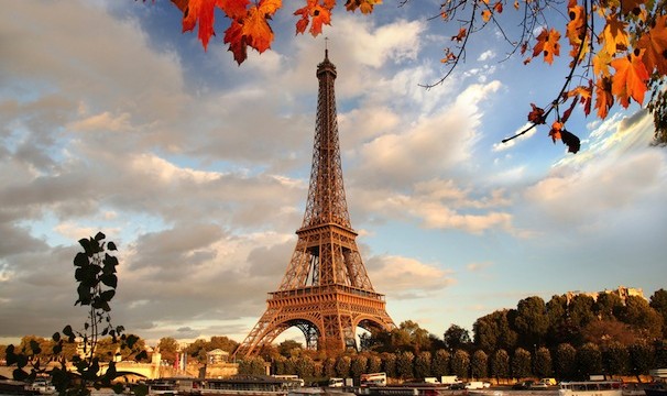 現地レポート】下から見た迫力のエッフェル塔 | TABIZINE～人生に旅心を～