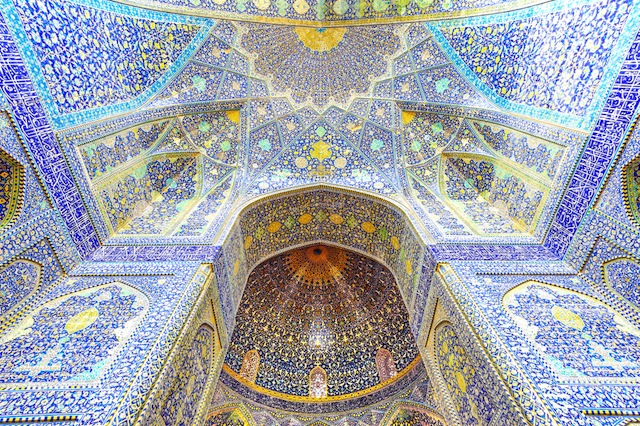 世界の半分がある瑠璃色モスクに宇宙を観る