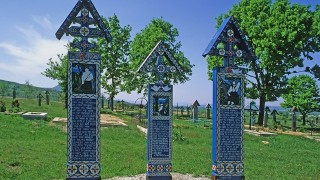 ルーマニアには世界一「陽気な墓」がある