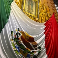メキシコにある褐色のマリアを彩る「愉快な祭壇」